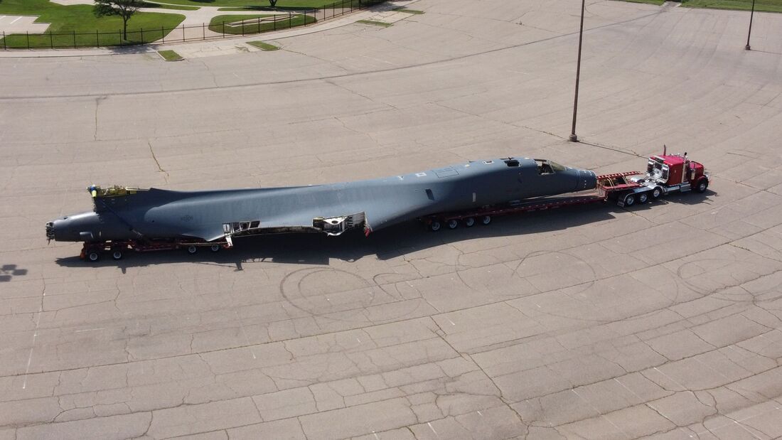 Die US Air Force lieferte einen B-1B-Rumpf an die Wichita State University. Es soll komplett zerlegt und inspiziert werden. 