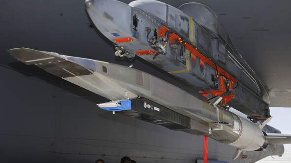Die X-51A an ihrem B-52-Trägerflugzeug.
