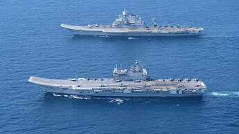 Die beiden indischen Flugzeugträger INS Vikrant (R11) und INS Vikramaditya (R33) übten im Arabischen Meer gemeinsam. 