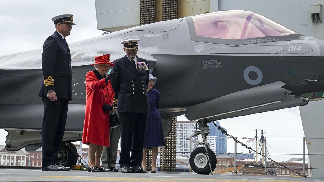 Die englische Königin besuchte am 22. Mai 2021 den Flugzeugträger "Queen Elizabeth", bevor dieser zu seiner ersten Einsatzfahrt aufbrach, die bis nach Japan führt.