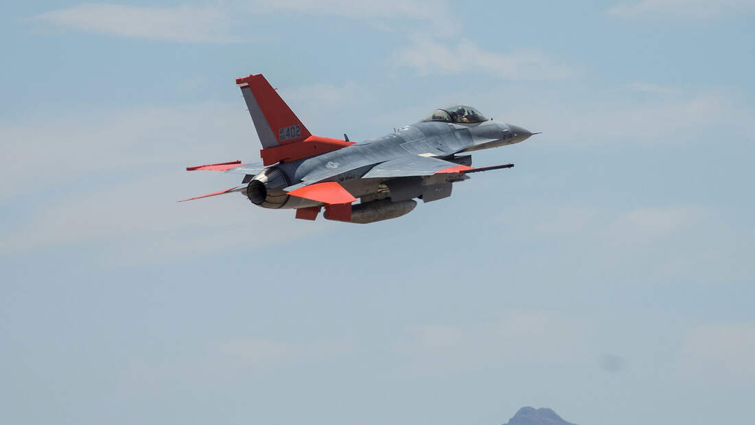 Die erste auf der Davis-Monthan umgerüstete QF-16 beim Start.