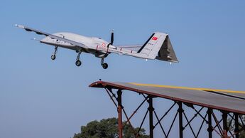Die türkische Drohne TB-3 von Baykar beim Rampenstart.