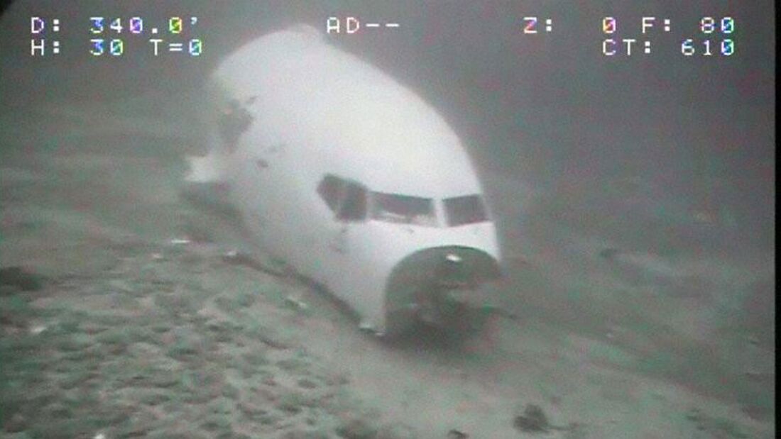 Die vor Hawaii notgewasserte Boeing 737-200C von Transair liegt in etwa 120 Metern Tiefe.