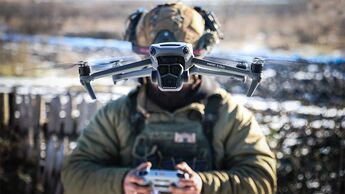 Drohne vor Soldat