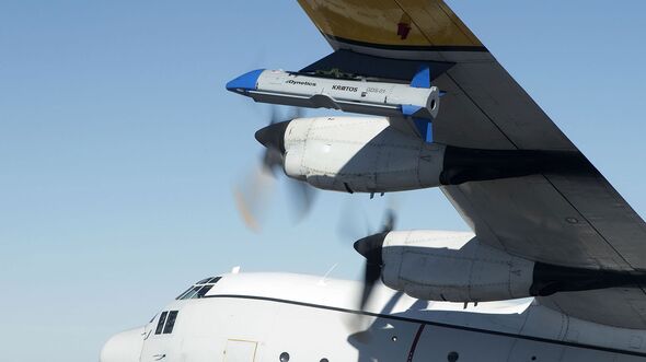 Dynetics X-61A Gremlins Air Vehicle unter einer C-130 Hercules.