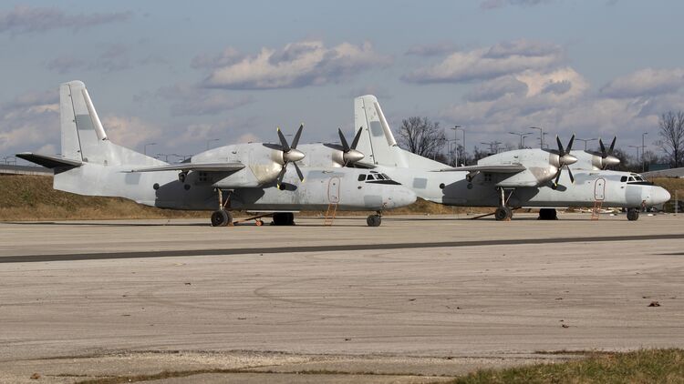 Ehemals kroatische An-32 mit Hoheitsabzeichen der Ukraine.