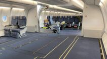 Ein A330 MRTT (T-056) der MMU der NATO wird in Köln-Wahn für die MedEvac-Rolle ausgerüstet.