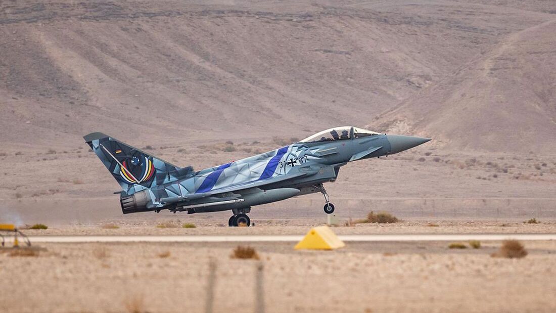 Ein Eurofighter der Luftwaffe ist mit einer aufwendigen Sonderbeklebung bei der Übung "Blue Flag" in Israel dabei. 