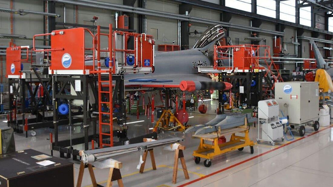 Ein für die Ausbildung benutzter Eurofighter der Tranche 2 wird bei Airbus in Manching wieder flugtauglich gemacht.