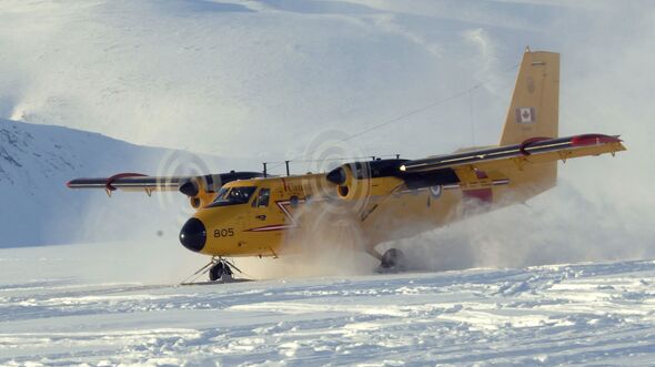 Eine CC-138 Twin Otter der RCAF wir mit einer S-61N geborgern.