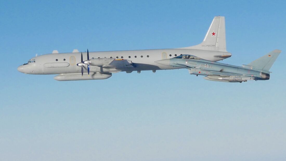 Eine Iljuschin Il-20 der russischen Luft- und Weltraumstreitkräfte wird von einem Eurofighter der Luftwaffe über der Ostsee begleitet.