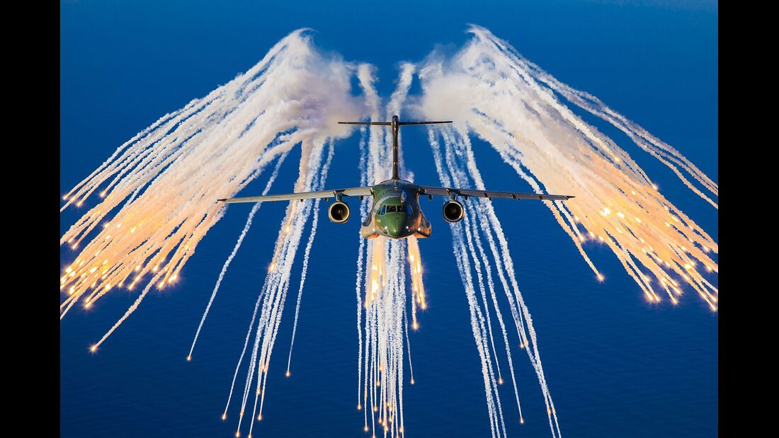 Embraer KC-390 Millenium bei Versuchen mit Täuschkörpern.
