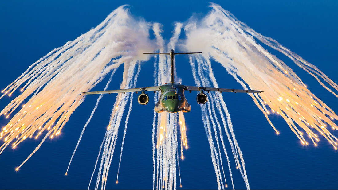 Embraer KC-390 Millenium bei Versuchen mit Täuschkörpern.