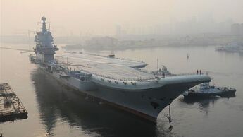 Erster in China gebauter Flugzeugträger "Shandong" in Dalian.