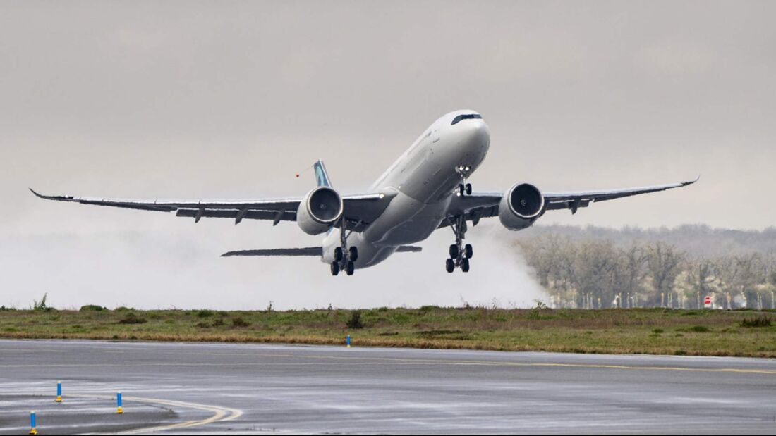Erstflug des Airbus A330-900 mit auf 251 Tonnen erhöhter maximaler Abflugmasse.