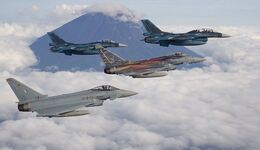 Eurofighter der Luftwaffe vor dem Mount Fuji.
