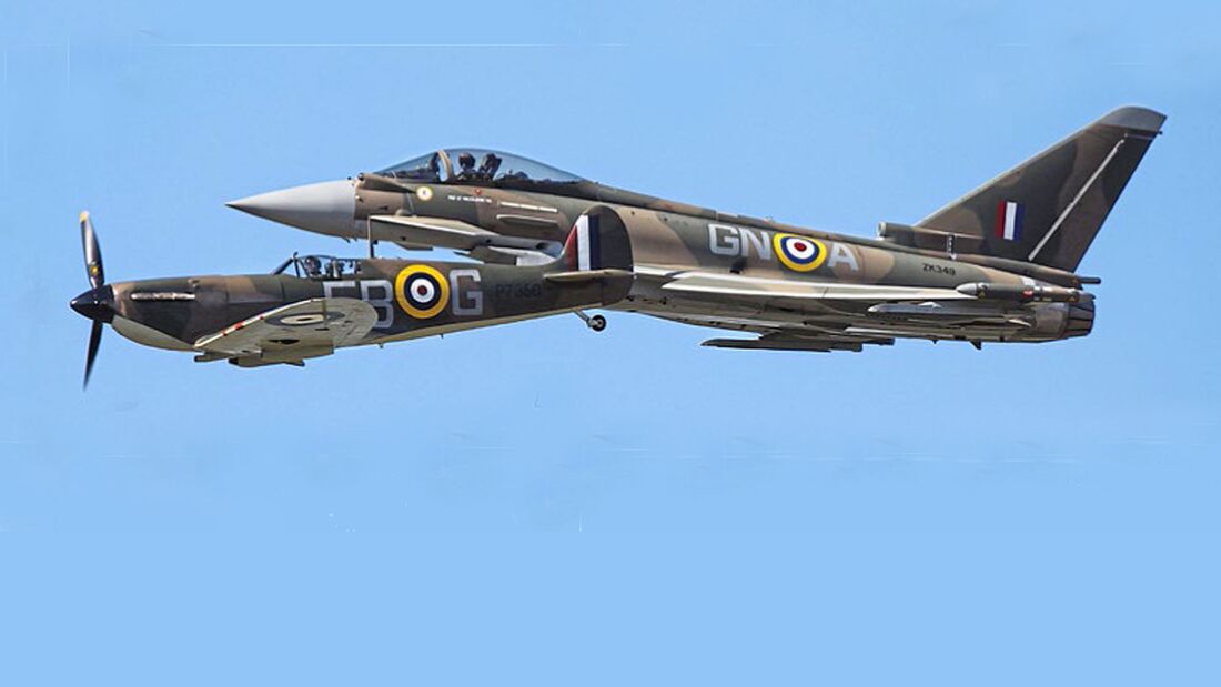 Eurofighter und Spitfire beim Royal International Air Tattoo in Fairford.