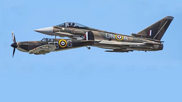 Eurofighter und Spitfire beim Royal International Air Tattoo in Fairford.