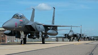 F-15E Strike Eagle rollen hintereinander