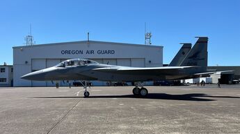 F-15EX Eagle rollt vor Hangar in Portland