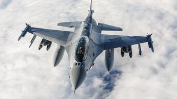 F-16 Block 70 voll bewaffnet Luftaufnahme von vorne