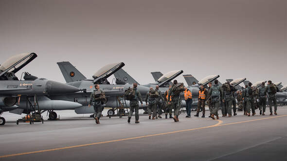 F-16 Fighting Falcon aufgereiht mit Besatzungen