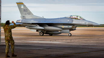 F-16 VENOM rollend