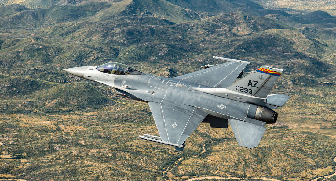 F-16 im Flug über Wüste