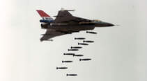 F-16XL Bombenabwurf