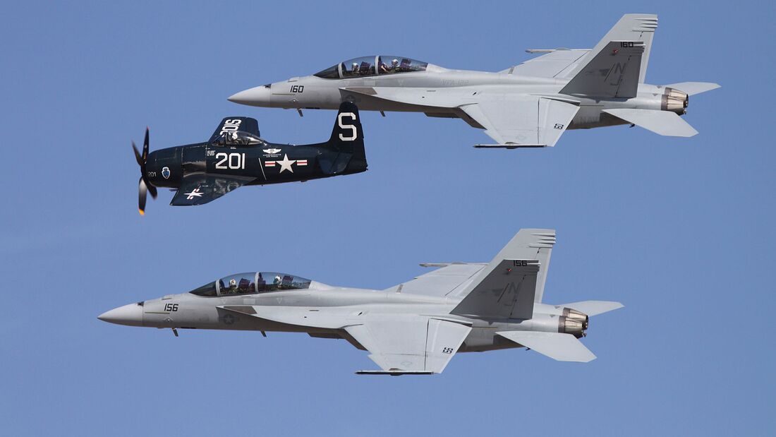 F-18F der US Navy und Bearcat.