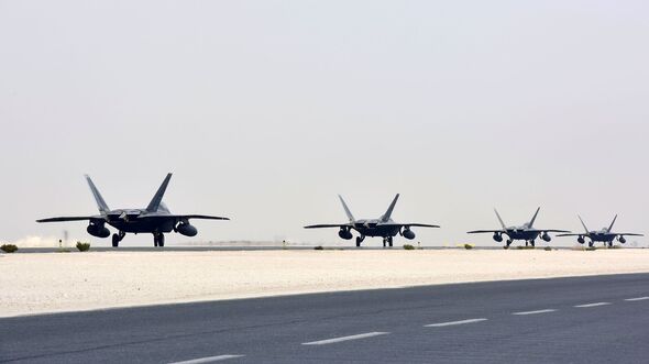 F-22 Raptors rollen auf dem Luftwaffenstützpunkt Al Udeid in Katar