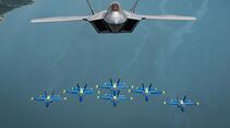 F-22A Raptor der USAF und die Blue Angels der US Navy in Formation.
