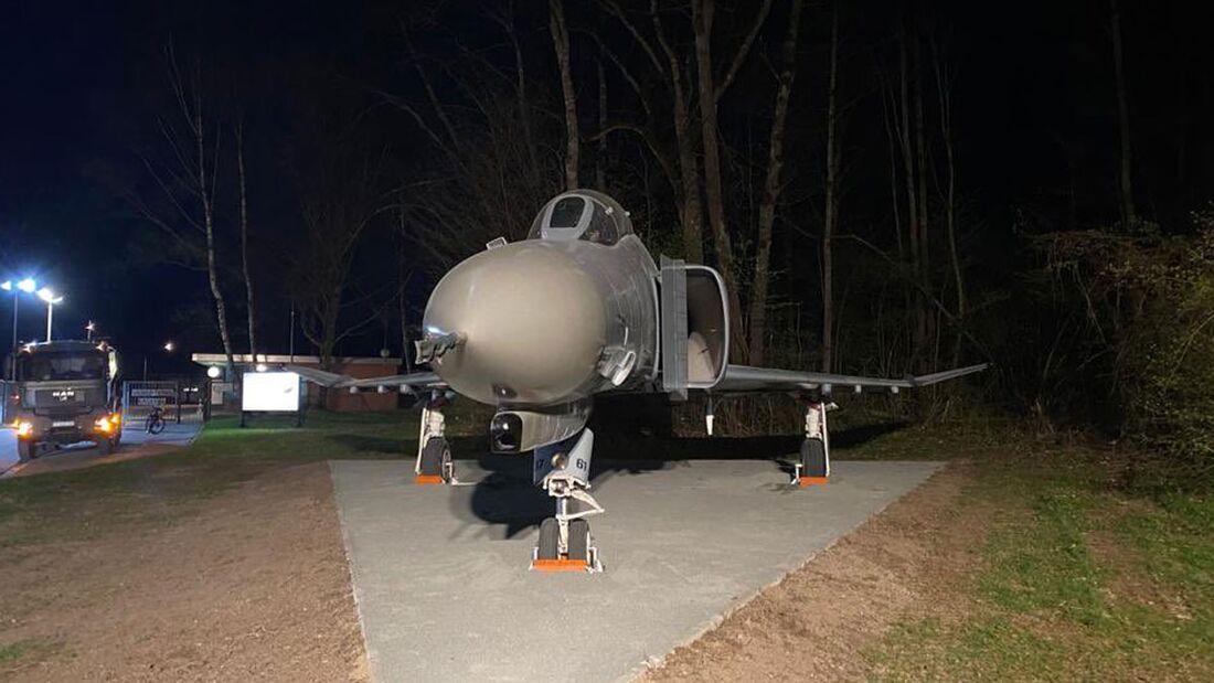 F-4F Phantom in Neuburg wird zur Wilhelm Frankl Kaserne transportiert.
