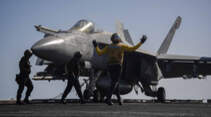 F/A-18 Super Hornet an Deck der USS Eisenhower