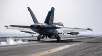 F/A-18 Super Hornet verlässt Deck der USS Eisenhower