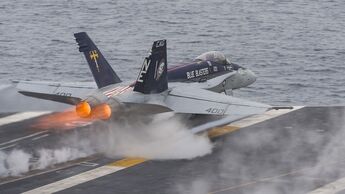 F/A-18C der VFA-34 "Blue Blasters" startet von der USS "Carl Vinson".