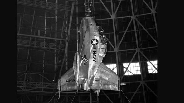 Fesselflug Convair XFY-1 Pogo in Luftschiffhalle