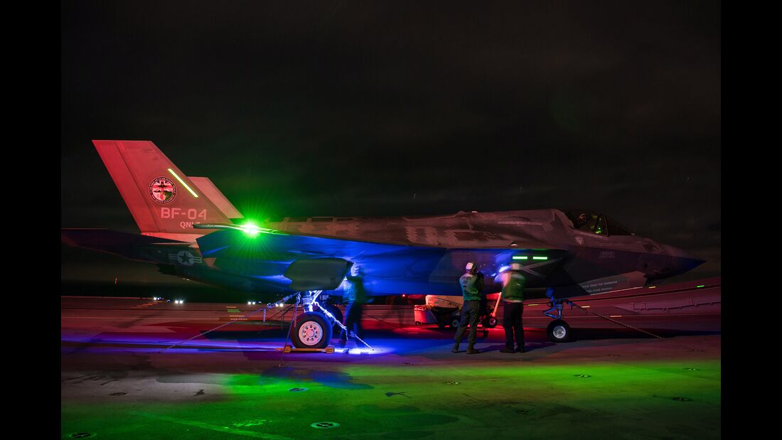 Fighter jets begin night flights on HMS Queen Elizabeth