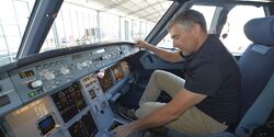 Flugest-Ingenieur Thomas Heidemann im Cockpit einer A321neo