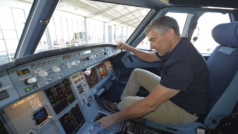 Flugest-Ingenieur Thomas Heidemann im Cockpit einer A321neo
