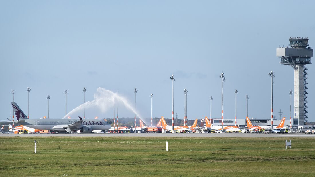 Flughafen Berlin Brandenburg BER; Inbetriebnahme der Südbahn am 04.11.2020; Qatar Airways landet am 04.11.2020 als erste Airline auf der eröffneten Südbahn des BER