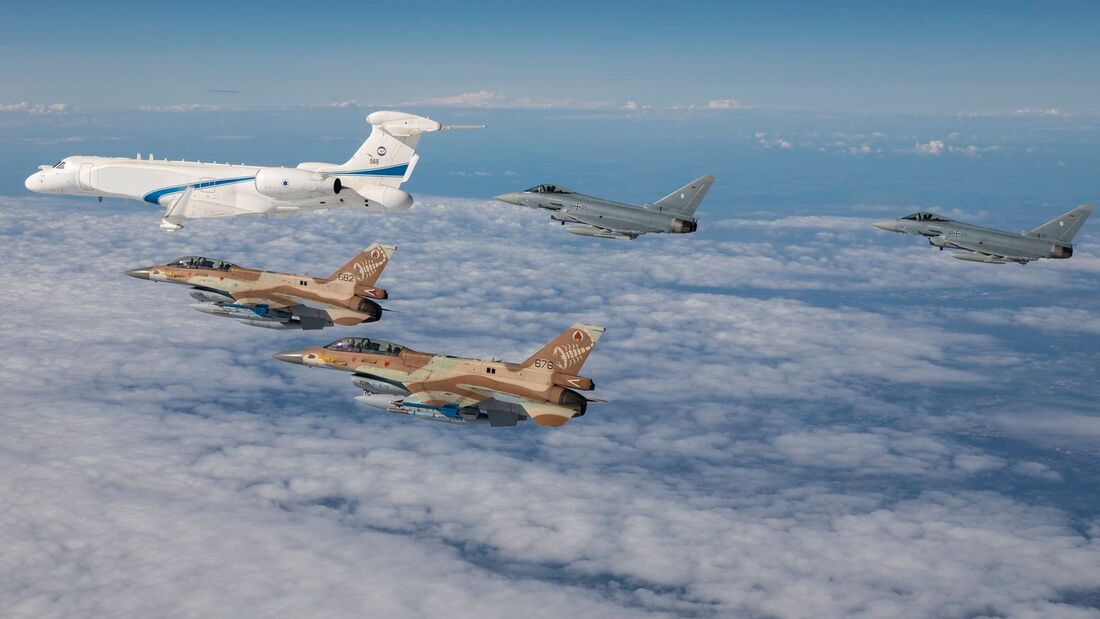 Formation von Luftwaffe und Israelischen Luftstreitkräften.