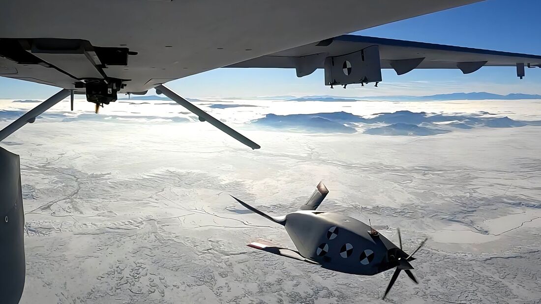 General Atomics Aeronautical Systems testet seinen „überlebensfähigen Air-Launched Effector“ Eaglet, der von der MQ-1 gestartet wird. 