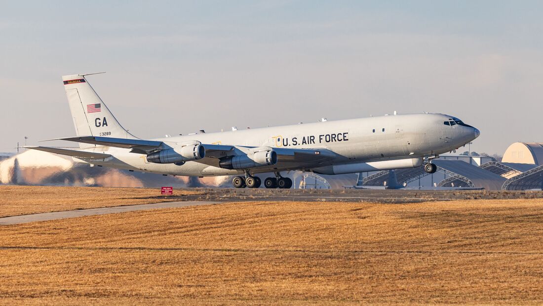 Im Februar 2022 musterte die US Air Force ihre erste Northrop Grumman E-8C Joint Strars aus und flog die Maschine mit der Nummer 92-3289 von der Robins AFB zur Davis-Monthan AFB in Arizona zur Einlagerung.