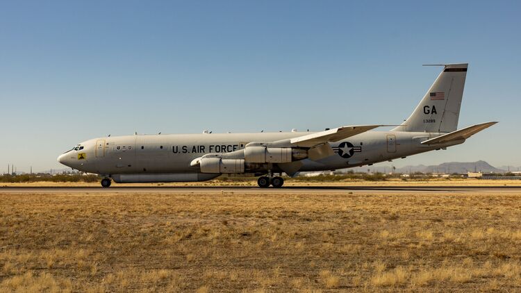 Im Februar 2022 musterte die US Air Force ihre erste Northrop Grumman E-8C Joint Strars aus und flog die Maschine mit der Nummer 92-3289 von der Robins AFB zur Davis-Monthan AFB in Arizona zur Einlagerung.