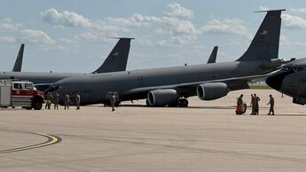 KC-135 Panne eingefahrenes Bugfahrwerk