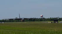 Landung B-52H auf Zivilflugplatz