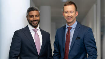 Lars Redeligx (rechts), Vorsitzender der Geschäftsführung, und Pradeep Pinakatt, Kaufmännischer Geschäftsführer und Arbeitsdirektor der Flughafen Düsseldorf GmbH.