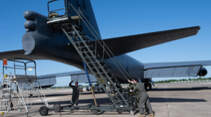 Leitern am Heck einer B-52H auf Zivilflugplatz