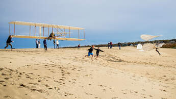 Lilienthal-Doppeldecker und Wright-Gleiter gemeinsam in Kitty Hawk im Dezember 2019.